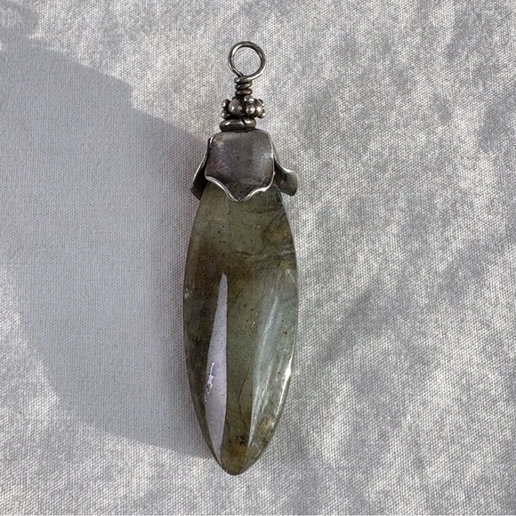 Iridescent Labradorite Silver Floral Pendant Ethereal Fairy Minimalist Mystical - Picture 8 of 14